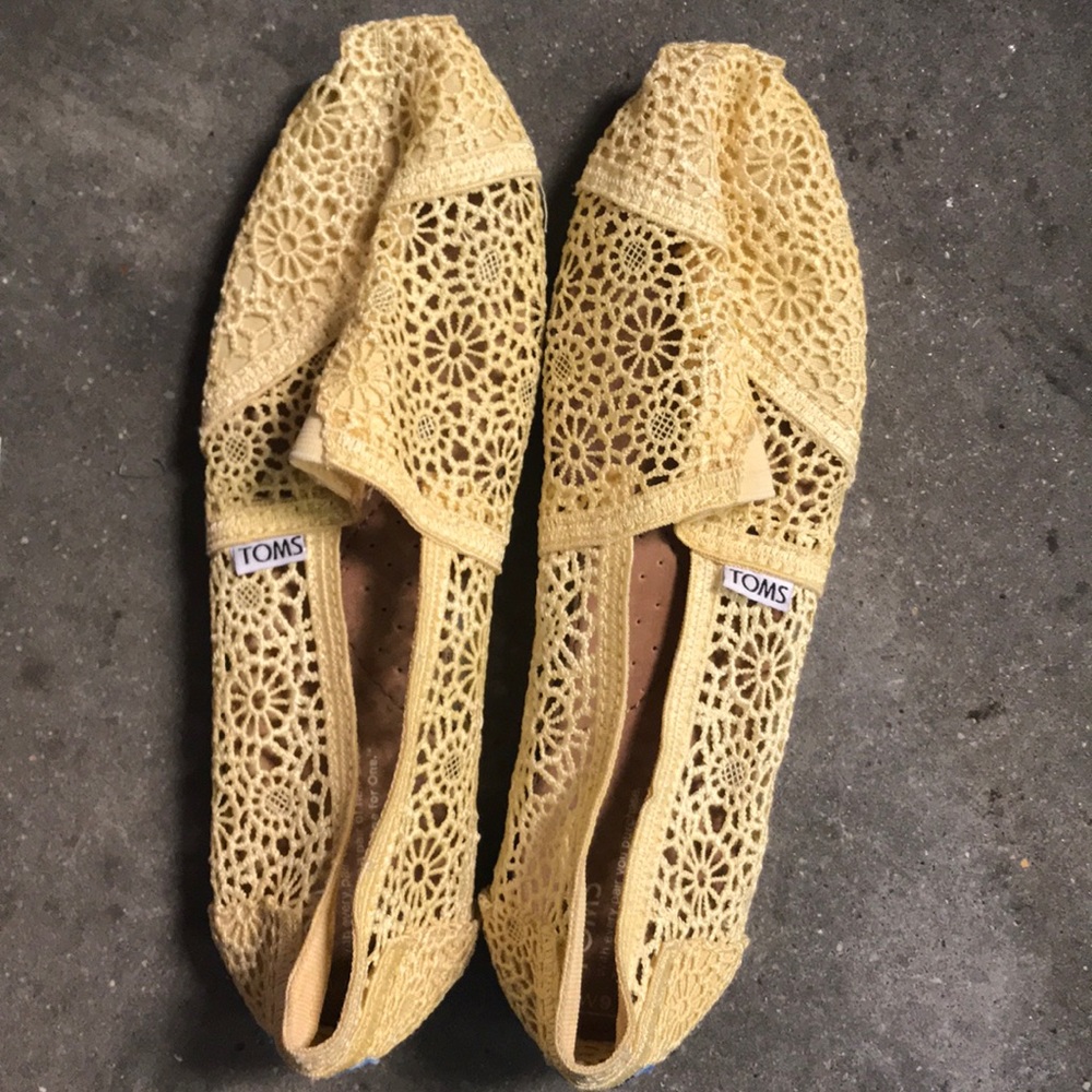 Yellow lace Toms